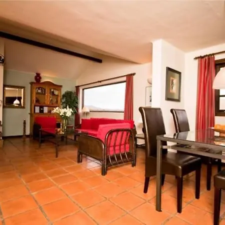 Sleeps 6 Pool Wifi Apartment *