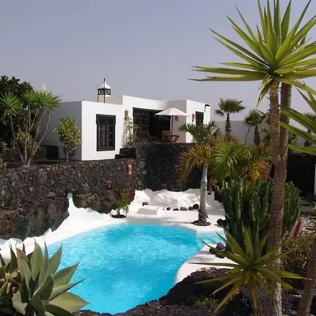 Sleeps 6 Pool Wifi Apartment