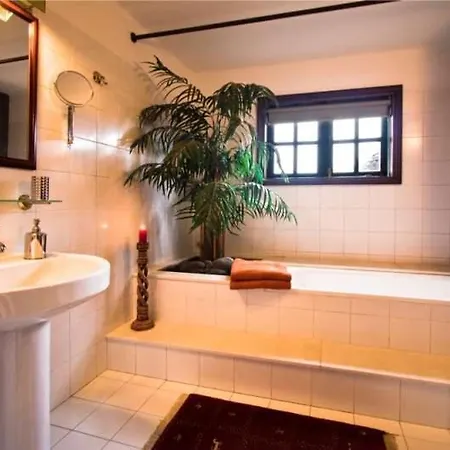 Sleeps 6 Pool Wifi Apartment